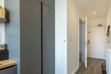 Gold En Suite - Image 6